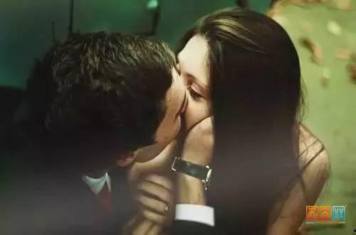 捏胸吻胸亲胸的日韩视频,捏胸吻胸亲胸的诱惑瞬间