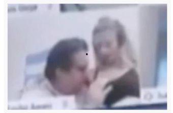 捏胸吻胸亲胸的日韩视频,捏胸吻胸亲胸的诱惑瞬间